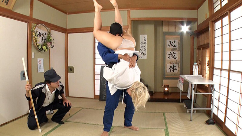 「わいせつ行為対策護身術「感じてる顔を見せてはいけません」感じてると暴漢をつけあがらせる!何をされても無反応」のサンプル画像14枚目