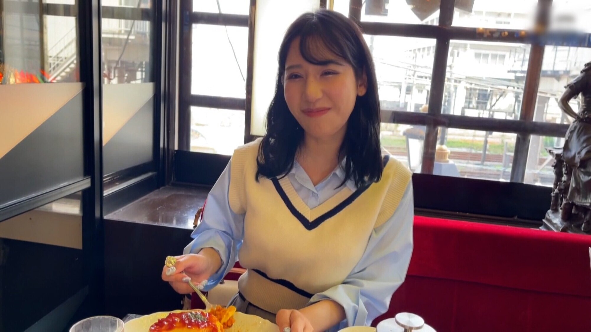 「大人っぽい色気のある外見と愛嬌のある空気感で無邪気さ全開の25歳美女と個撮テイでラブホで潮吹き嵌め撮りセックス!」のサンプル画像1枚目