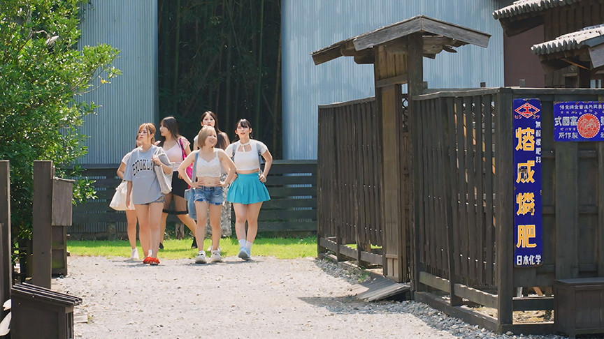 「【素人企画】全裸かくれんぼで禁断の村に挑戦!スリル満点の羞恥プレイ動画」のサンプル画像1枚目