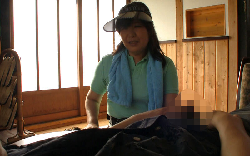 「玄関先で宅配・集金のおばさんに誘惑されて 唾液手コキ濃厚フェラで抜いてくれた！4時間」のサンプル画像2枚目