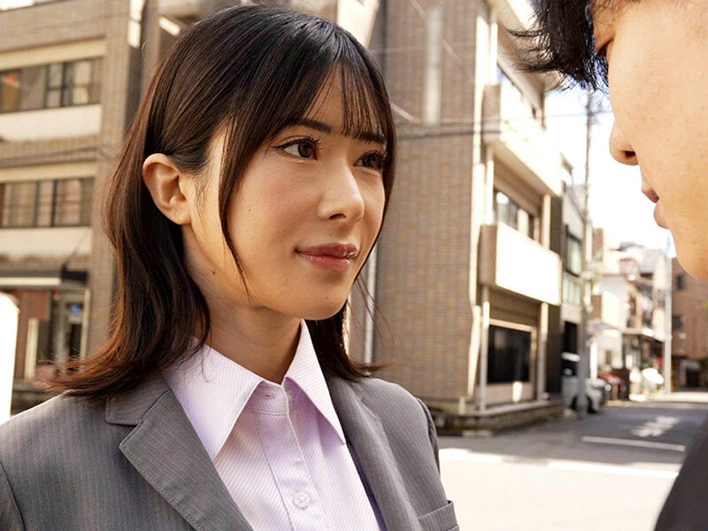 「辻井ほのかがビジネススーツ姿で騎乗位＆顔面騎乗！禁断の不倫オフィスプレイ」のサムネイル