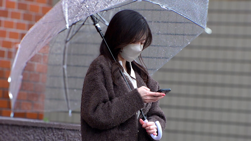 「竹内美雨｜スレンダー熟女シンママが汗だく3Pで潮吹き絶頂！若い男に中出しされる素人妻」のサムネイル