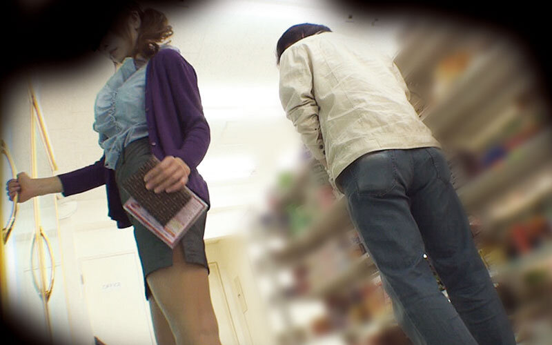 「【素人OL】職場で盗撮・イタズラ指マン!スポーツ観戦中の過激お触りハプニング映像」のサンプル画像12枚目