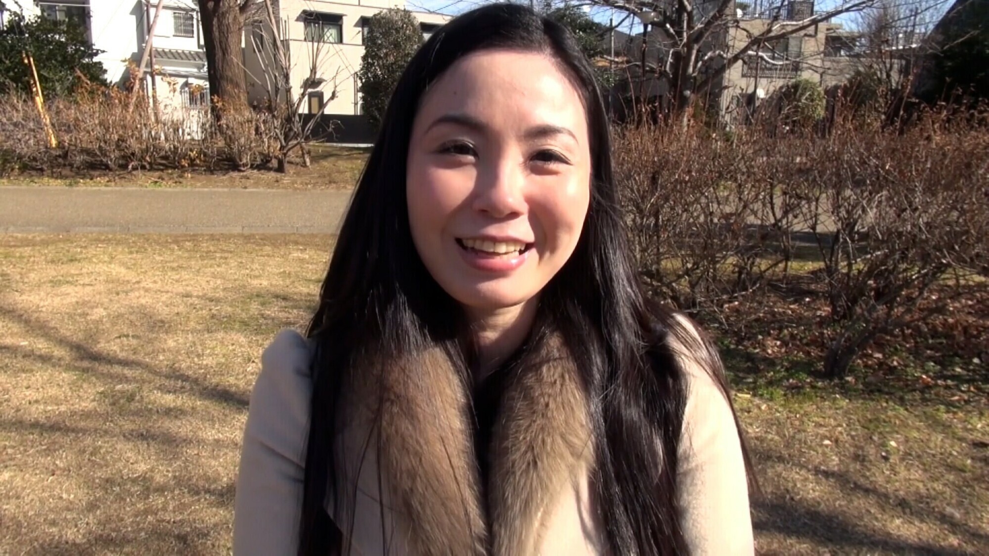 「【素人熟女】結婚生活に刺激を求める黒髪清楚系巨乳人妻の初撮り中出しセックス」のサムネイル