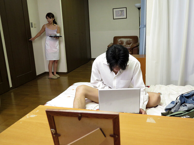 「「一人でやるなら母さんが抜いてあげるぅ～こんなにビンビンになってるぅ～」オナニーしていたら母が入ってきて… 4時間8人」のサンプル画像1枚目