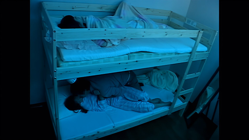 「【AIリマスター】2段ベッドが揺れるほど感じる姉の喘ぎ声を聞いて発情しだす妹3」のサンプル画像1枚目