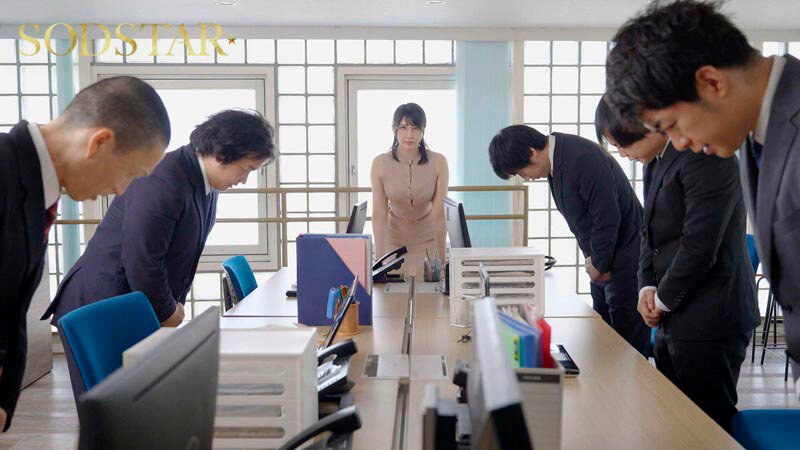 「クールな外見で常にしごできオーラを放っている夏目部長 いざ下についてみるとポンコツ判明 仕事はぜんぶボクに丸投げだけど 残業後は飲みに連れてってくれ自宅で生マンまでさせてくれる とっても優しいクーデレ女上司 夏目響」のサンプル画像2枚目