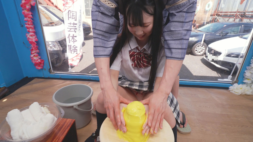 「【なこ】マジックミラー号でパイズリ陶芸チャレンジ！敏感乳首を刺激され初体験【素人企画】」のサンプル画像2枚目