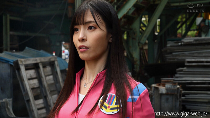 「及川うみが女戦士に変身！超戦隊シールドファイブで魅せる迫力のアクション＆ピンチシーン」のサンプル画像1枚目