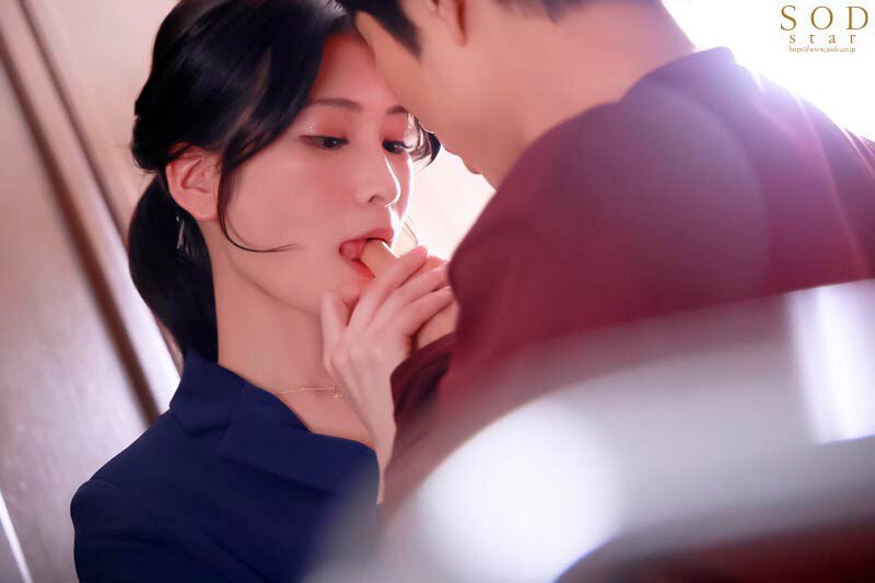 「同棲するため物件を内見にきたカップルの彼氏を寝取って生ハメ中出しさせる淫乱美脚な不動産レディ 本庄鈴」のサンプル画像15枚目