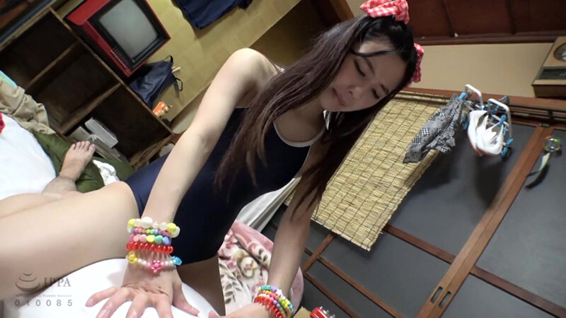 「またがって腰を振る貧乳ロ●ータ美少女騎乗位 4時間」のサンプル画像3枚目