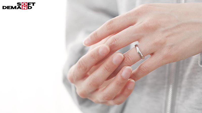 「初めての複数プレイでイカされて全身愛液まみれ 最高に敏感なママが大絶頂 緊張の責められAV体験 家庭を一番に想いながら、他人とエッチを辞められない 私はダメな母親ですか？ 玉井晴香 33歳 第3章」のサンプル画像4枚目