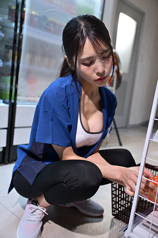 「花衣つばき 人妻がコンビニで寝取られ中出し乱交3Pでアクメ絶頂するヨガパンツ妻の堕落」のサンプル画像1枚目