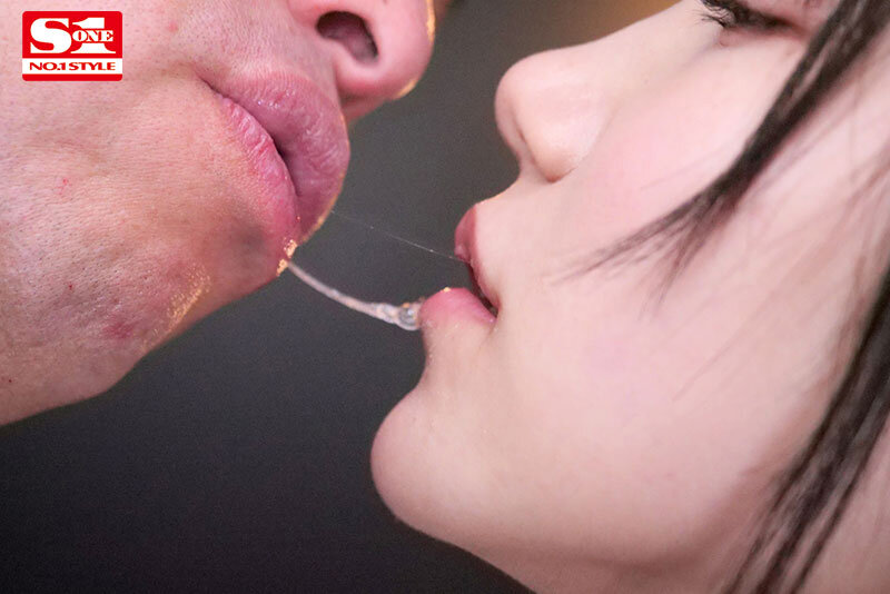 「おじさん大好き美女が中年オヤジと涎だくだく接吻ねちょねちょで絡み合う超濃厚ベロチュウ性交 三田真鈴」のサンプル画像2枚目