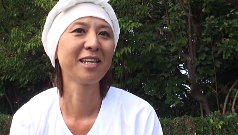 「【素人熟女】田舎の人妻とハメ撮り体験！全国各地で見つけた四十路・五十路の地方妻と濃厚セックス」のサンプル画像1枚目
