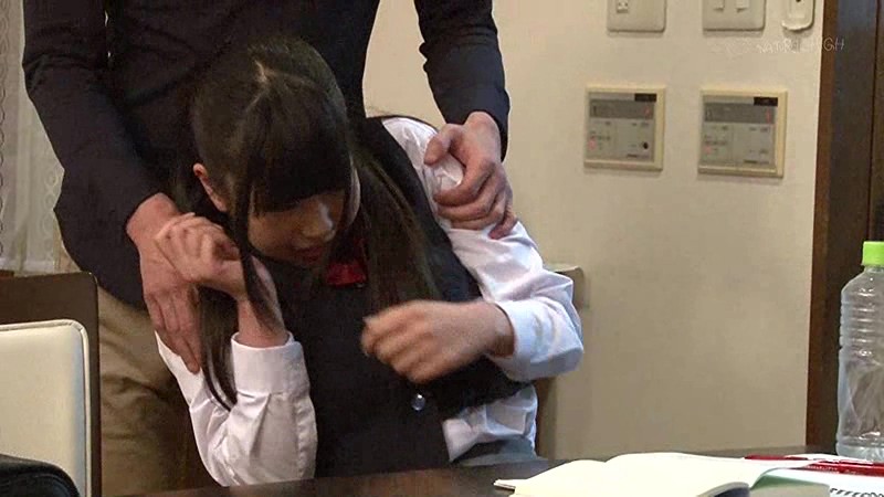 「オシッコ我慢中に無理やり巨根をねじ込まれ激ピス！快感に耐えきれず絶頂お漏らしする足腰ガクブル女子校生」のサンプル画像15枚目