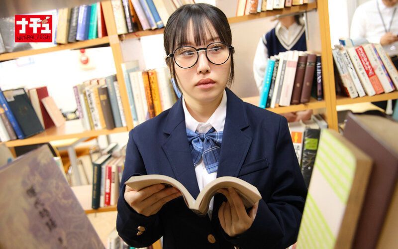 「図書館で声も出せず糸引くほど愛液が溢れ出す敏感娘33 人見知りG乳眼鏡女子」のサンプル画像2枚目