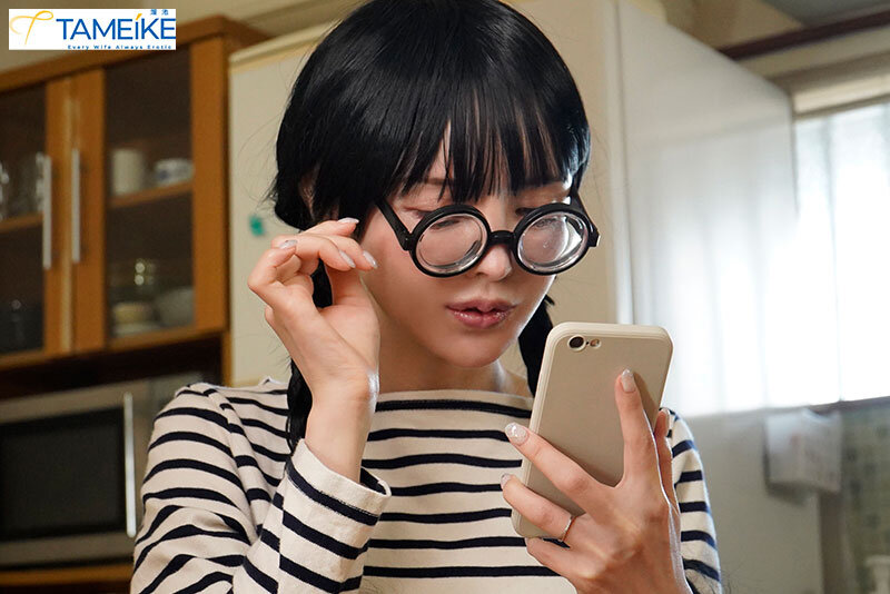 「広瀬りおな 熟女人妻が潮吹き絶頂！地味妻の衝撃変貌を描いた背徳ドラマ作品」のサムネイル