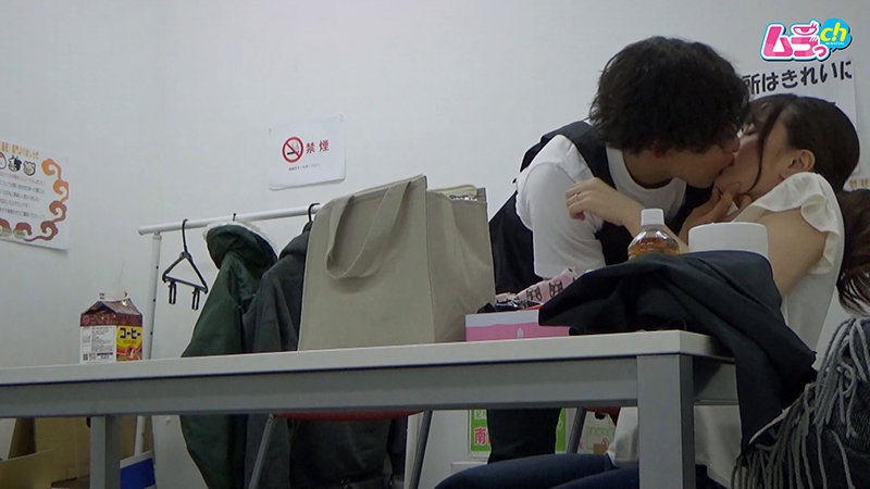「ニンゲン観察 バイトの休憩室で性欲旺盛な年下大学生に迫られるがまま潮吹き絶頂しまくる隠れ淫乱人妻」のサンプル画像3枚目