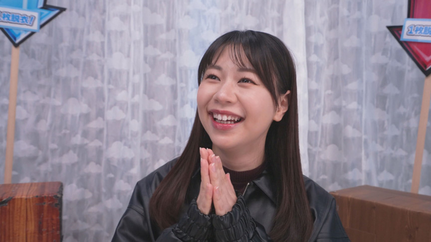 「街行く素人娘が脱ぎ脱ぎあっち向いてホイ対決!顔を向けた先に服を1枚脱ぐ、手コキ、フェラ、キスなどのHな罰ゲーム!先に相手を全裸にしたら勝ち!負けたら即ハメ中出し!撮って出し!マジックミラー号~りな編~」のサンプル画像1枚目