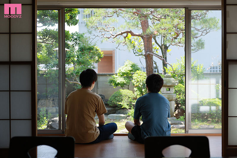 「男友達みたいな距離感だった幼馴染と10年ぶりに再会したら… 急成長した巨乳ビッチギャルに筆おろし中出しで15発搾られた僕たち… 春陽モカ」のサンプル画像1枚目