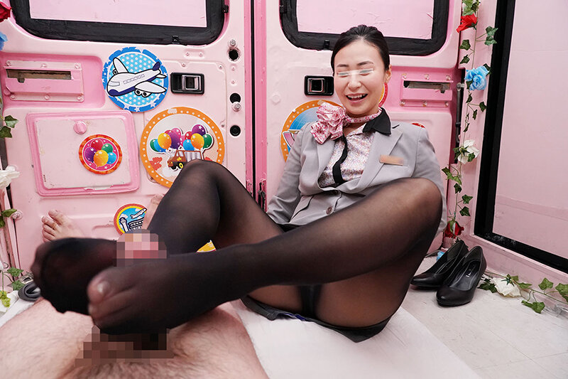 「一般男女モニタリングAV×マジックミラー便コラボ企画‘フライト帰りのCAはチ○ポが欲しくてたまらない’という噂は本当か！？大手航空会社勤務のキャビンアテンダントが黒パンスト美脚でフル勃起したデカチ○ポに自らまたがり腰振りガニ股騎乗位で連続中出し！6「あなたよ…」のサンプル画像3枚目