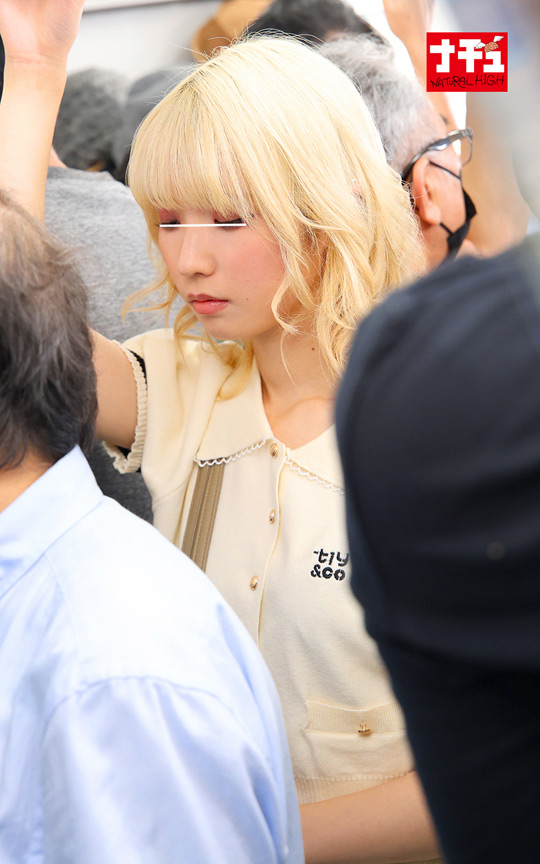 「金髪オルチャンメイク美少女が痴漢プレイで羞恥責め!抵抗する生意気女子の感じる姿がエロい」のサンプル画像1枚目