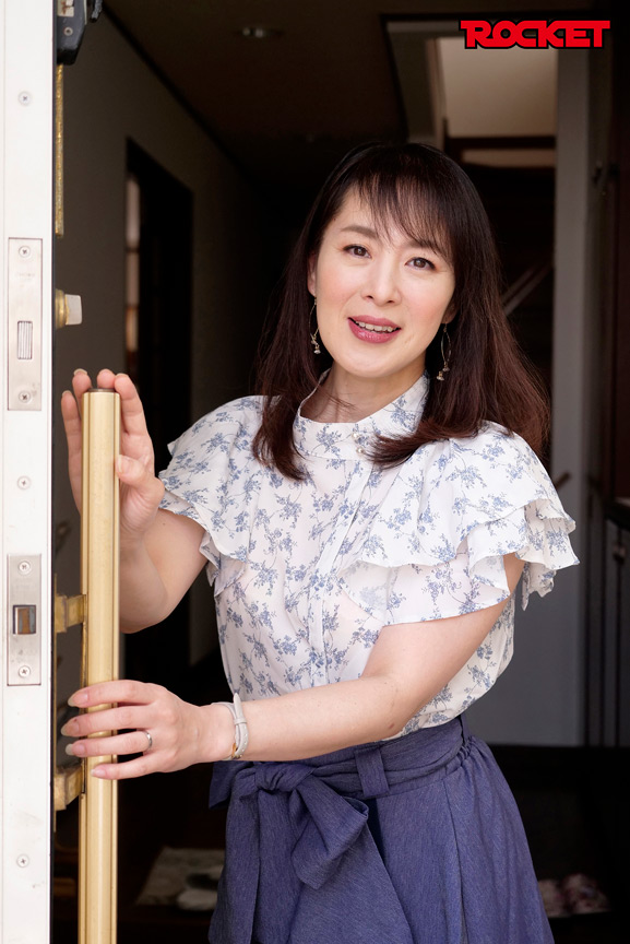 「【熟女】美人ママと息子の禁断の近親相姦プレイ！14年ぶりの再会で衝撃の展開【人妻AV】」のサンプル画像1枚目