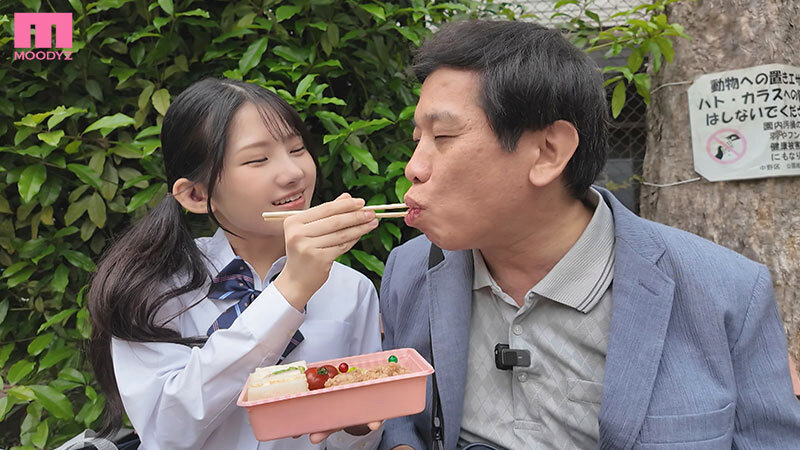 「1日恋人ごっこ×おじさんぽ 制服J●のベロキス誘惑に負けた中年オヤジは自宅に連れ込み何度も、何度も、唾液を飲み合い中出しセックスしてしまった… 夏色みか」のサンプル画像1枚目