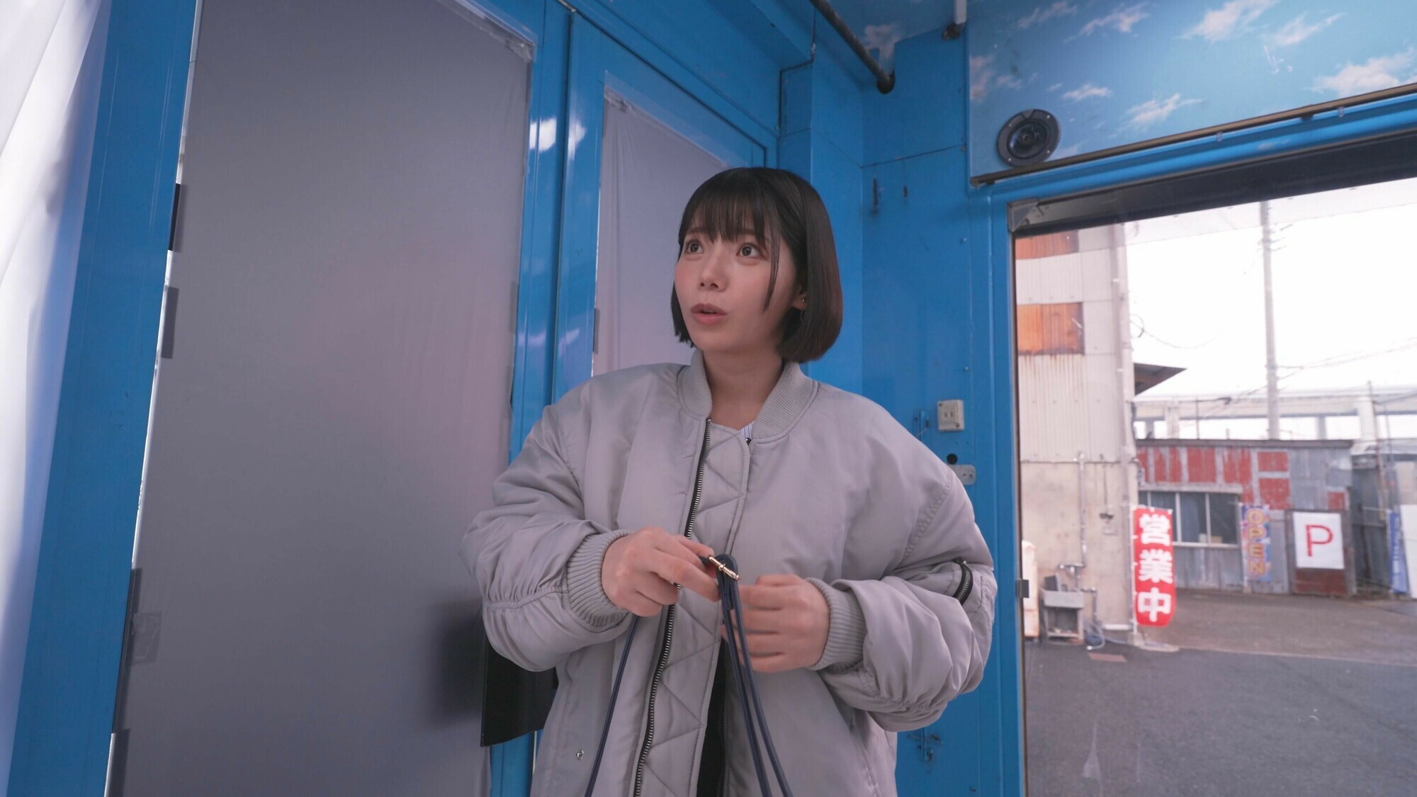 「水泳部女子体育大生限定!競泳水着と美肌の隙間でチン★コキさせてもらえませんか?デカチンでオマ〇コの際ギリギリを刺激され、いつの間にか火照った身体は、自分から生挿入までおねだりしてしまうのか?撮って出し!マジックミラー号~ななこ編~」のサムネイル