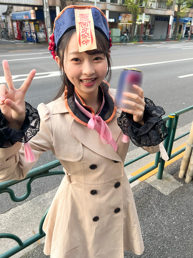 「六本木のハロウィンで見つけたパリピが挑戦！巨乳の彼女が何をされても我慢できれば100万円ノーリアクションゲーム！エロキョ●シーちゃん」のサンプル画像1枚目