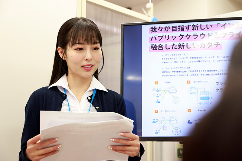 「あざとく男にすり寄ってくる女子社員 ピンク色の舌を絡めて誘惑してくる同僚はキス狂い痴女 本城はな」のサムネイル