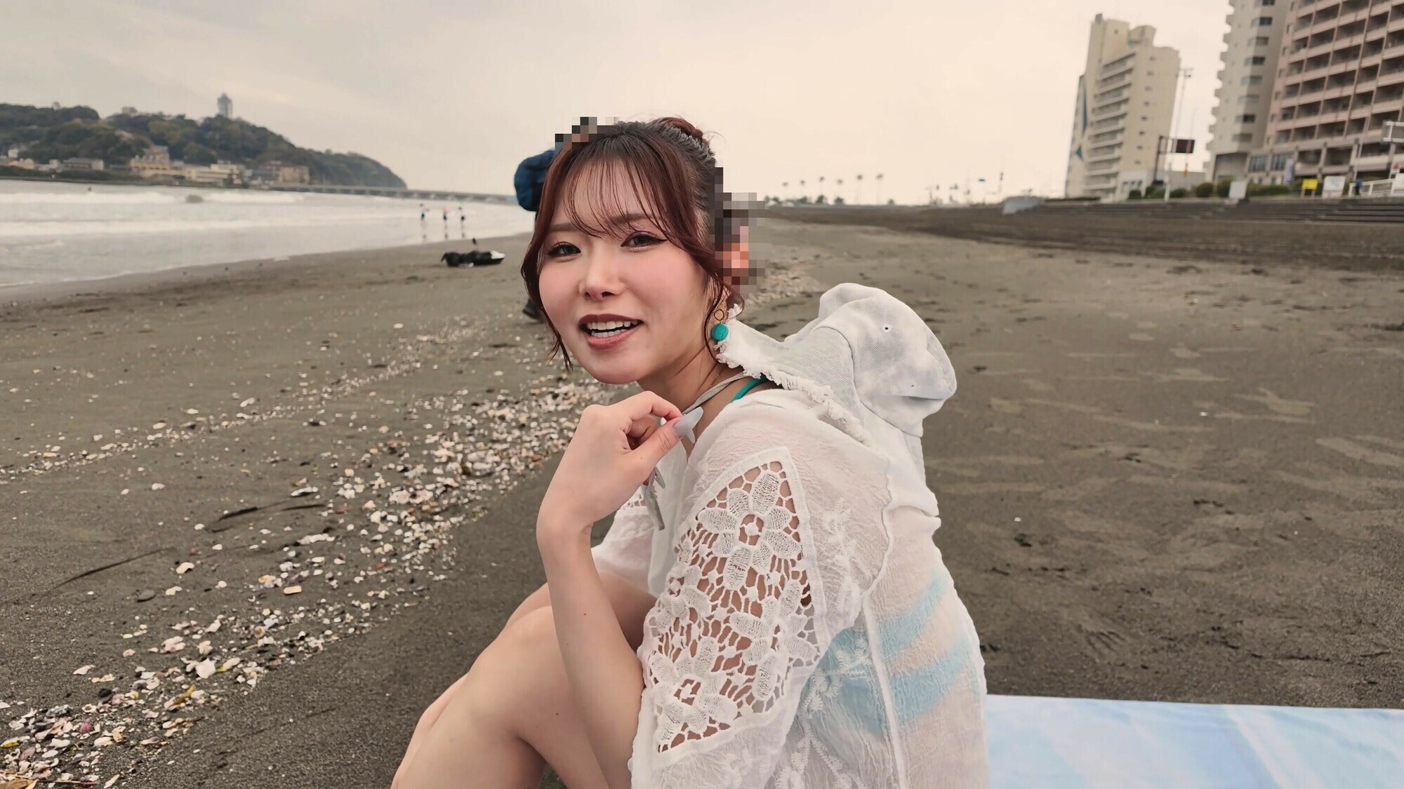 「【素人ギャル】巨乳女子大生がマッサージで潮吹き絶頂！感じすぎて中出し懇願するビキニ美女」のサムネイル