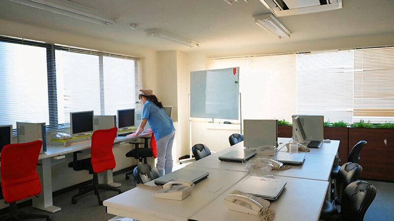 「業務中にオナニーをしてしまうイケナイ熟女清掃員たち 清掃員4名」のサンプル画像5枚目