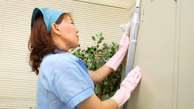 「業務中にオナニーをしてしまうイケナイ熟女清掃員たち 清掃員4名」のサンプル画像9枚目