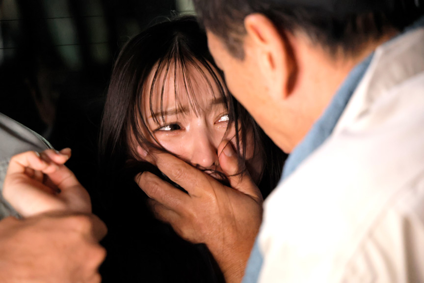 「痴○蟻地獄 伝染⇒増殖する集団性欲！絶対に逃げられない男たちのテリトリーで汗臭い労働者たちに“生チ○ポ慰み”される勤務中女」のサンプル画像1枚目