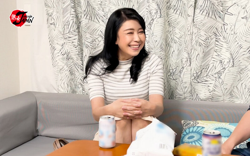 「イケメンが人妻を部屋に連れ込んでSEXに持ち込む様子を盗み撮りしたDVD。021～強引にそのまま中出ししちゃいました～」のサンプル画像6枚目