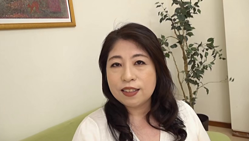 「【熟女】潮吹き女王決定戦！大量噴射で魅せるベテラン女優たちの本気バトル」のサンプル画像1枚目