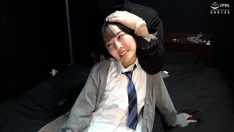 「【くすぐり】「制服のまりちゃんに背徳的な人力拘束+くすぐりマッサージ!」WAKA-087加護まり 2」のサンプル画像2枚目