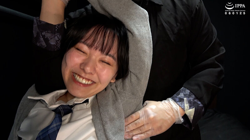 「【くすぐり】「制服のまりちゃんに背徳的な人力拘束+くすぐりマッサージ!」WAKA-087加護まり 2」のサンプル画像5枚目