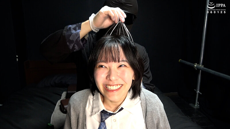 「【くすぐり】「制服のまりちゃんに背徳的な人力拘束+くすぐりマッサージ!」WAKA-087加護まり 2」のサンプル画像6枚目