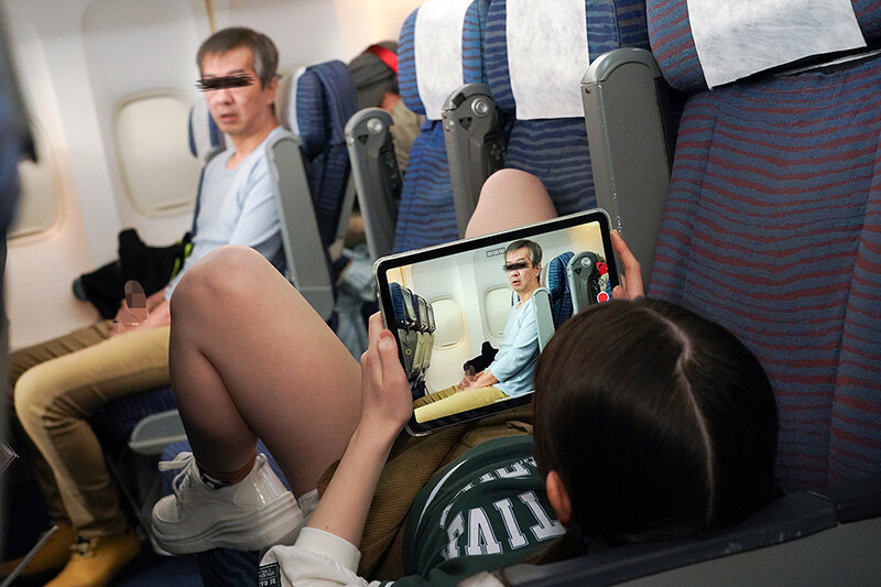 「機内で遊ぶちびっこのパンチラで勃起したら隠れフェラでねっとりシャブられて騎女られた」のサンプル画像15枚目