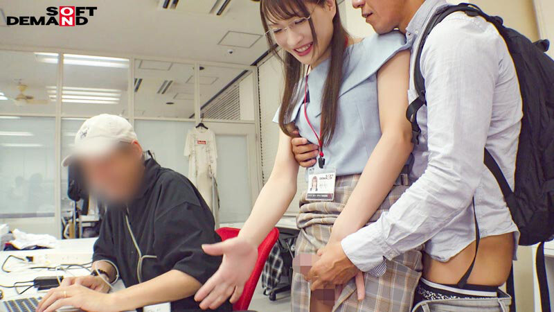 「システム部に入った諏訪さんは社会人経験10年以上の頼れる聡明姉御肌 しかもち○ぽ(18cm)が生えている LGBTQ+SOD女子社員が入社初日からAV出演業務 システム部 中途1年目 諏訪珠生」のサンプル画像14枚目