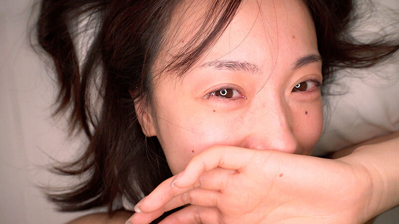 「職場で知り合った美人パートの長瀬麻美さんは人生で一度も精子を飲んだことが無いみたいで、ラブホ飲みで距離感縮めてSEXしたらゴックンしてくれたので旦那が帰宅するPM22:00まで何度も精飲と中出しをした。」のサンプル画像19枚目