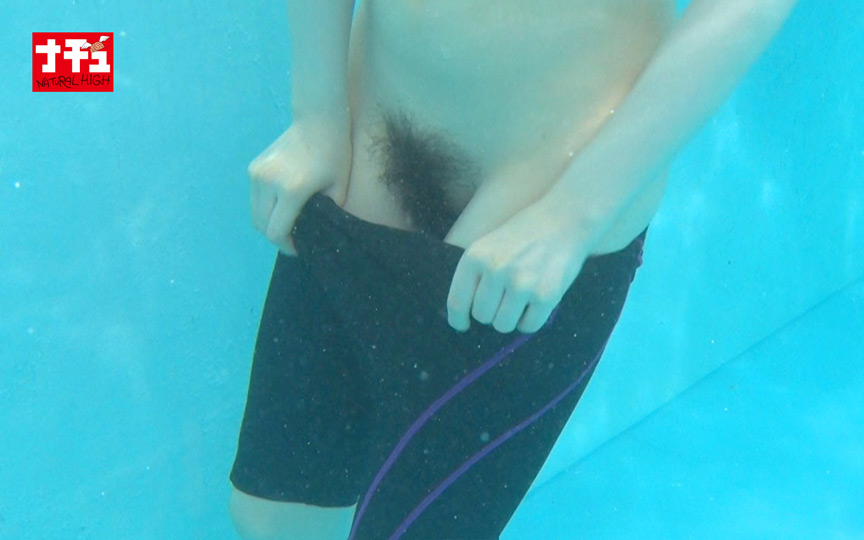 「【しずく＆りおん】貧乳ボーイッシュ美少女が羞恥プールミッションで興奮中出しSEX」のサンプル画像6枚目