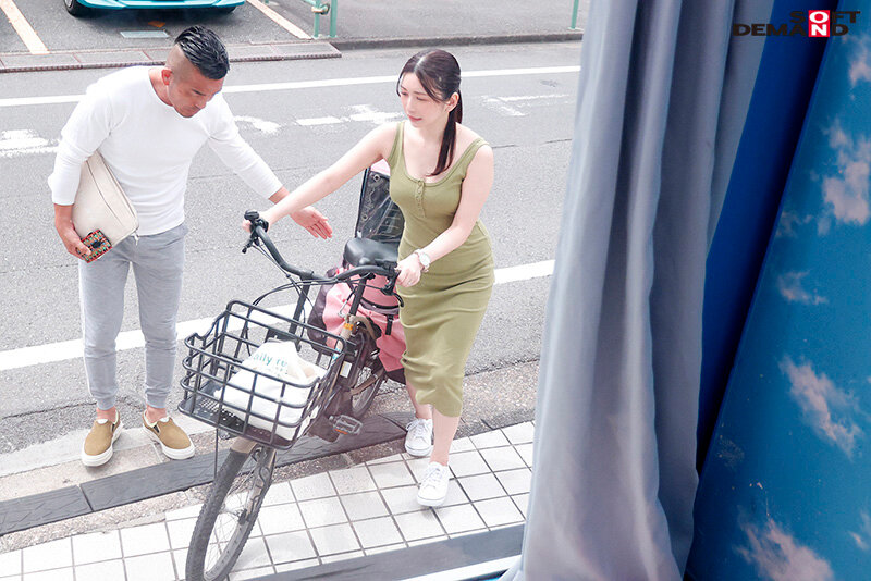 「マジックミラー号 マキシワンピを着ている女性はスキだらけ！？ 20代の人妻に「服着たままで良いので、電マ当てさせてくれませんか！？」と声掛け乗車！着衣越しでもハッキリわかる 乳首！マンスジ！潮シミ！ 無防備な若妻は初めてのクイックマッサージ体験で潮をまき散ら…」のサンプル画像5枚目