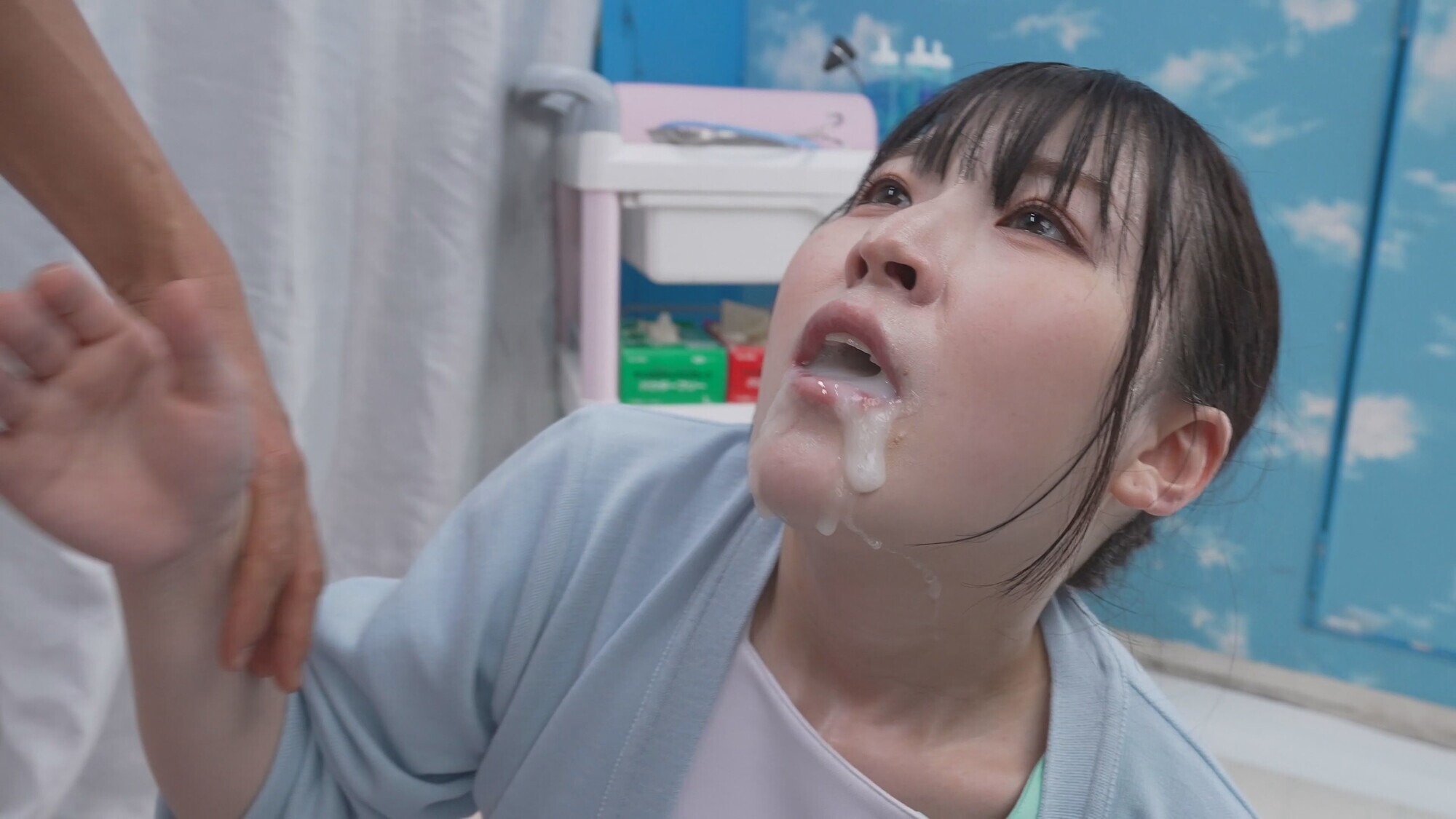 「現役看護師がお口のみで包茎皮むき治療に挑戦！皮に包まれた勃起チ〇ポがねっとり舌技でズル剥け！産まれて初めて出てきた亀頭の先から無許可射精がドピュドピュ止まらない！！撮って出し！マジックミラー号～ほのか編～」のサンプル画像4枚目