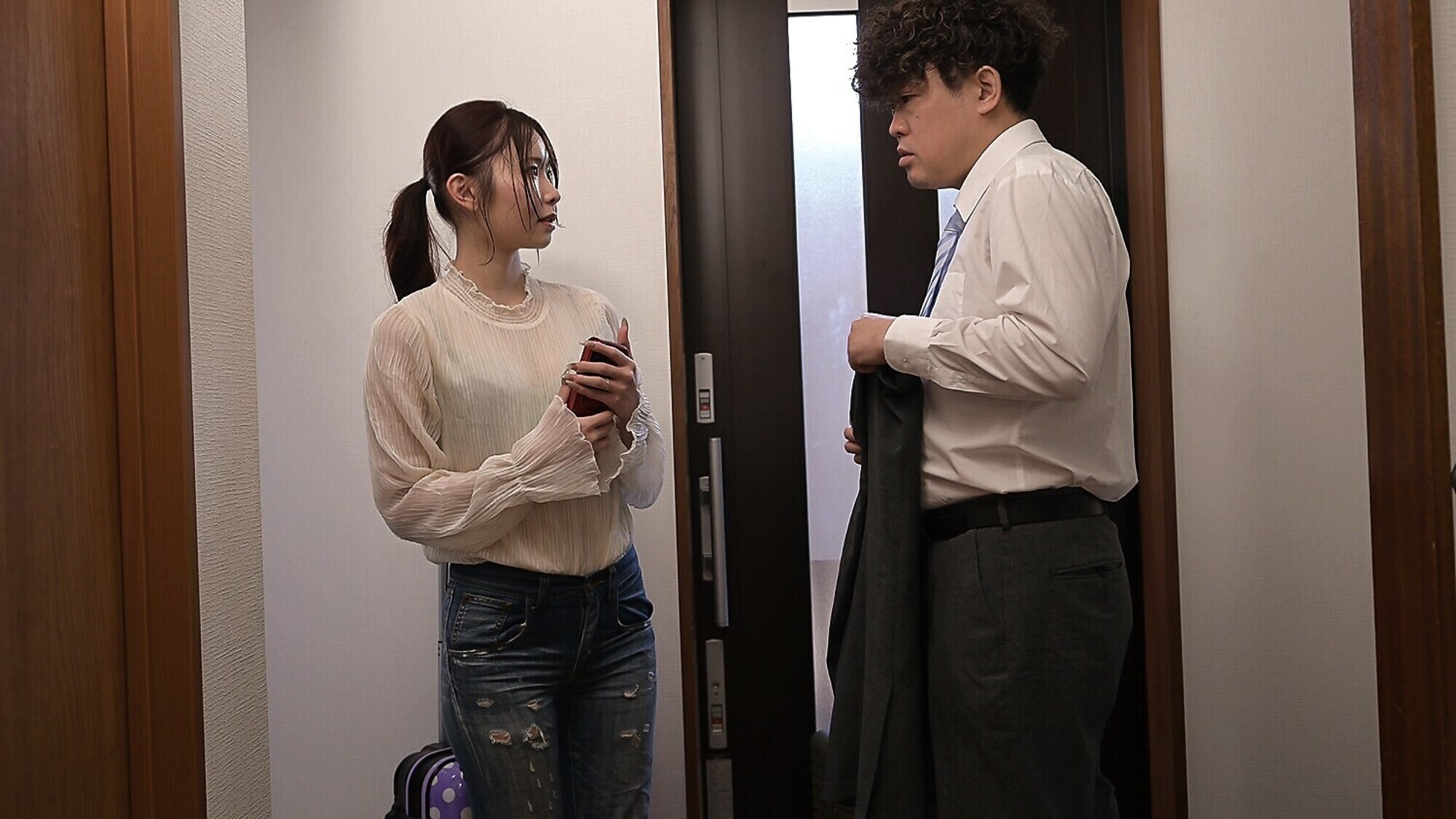 「民泊ダブルブッキング 一つ屋根の下で惹かれあう二人 響蓮」のサムネイル