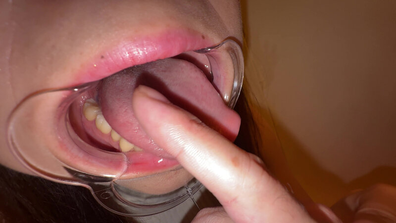 「【個人撮影】赤城穂波 初喉チンコ触り＆超長舌を開口器で観察」のサンプル画像18枚目