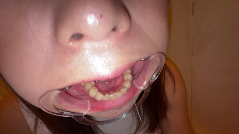 「【個人撮影】赤城穂波 初喉チンコ触り＆超長舌を開口器で観察」のサンプル画像20枚目